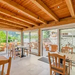 Hosnar, Mišc Apartment