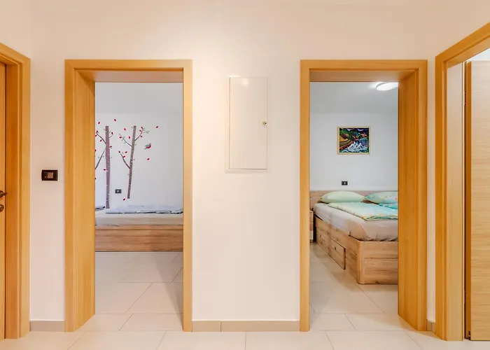 Hosnar, Misc * בובק