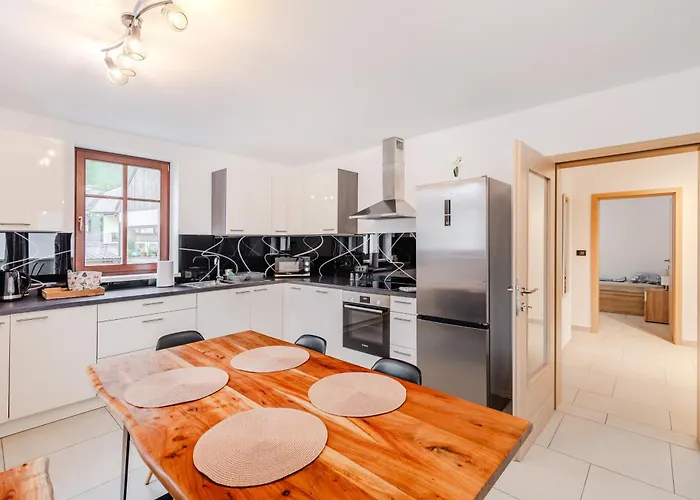 Hosnar, Misc בובק